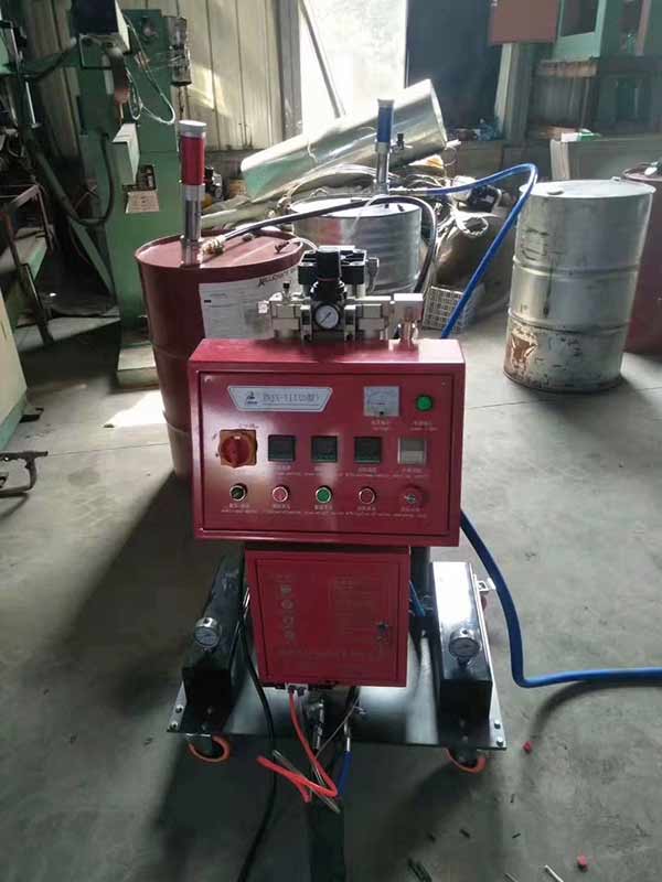 聚氨酯發(fā)泡機(jī)原料輸出量可以提高到多少公斤?(圖1) 不銹鋼保溫桶聚氨酯發(fā)泡機(jī)施工